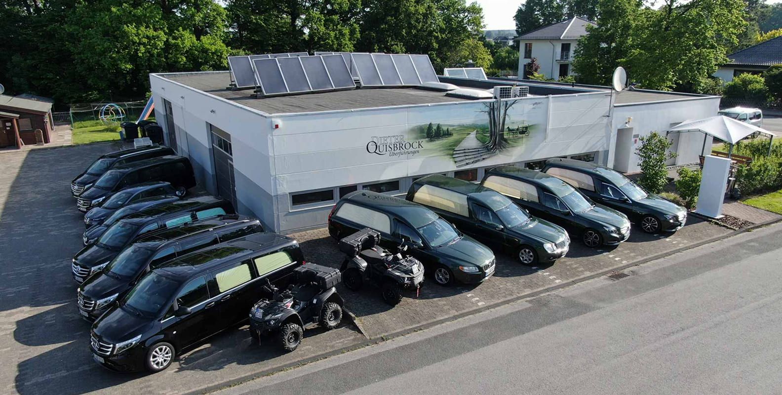 Außenansicht unserer Überführung mit unserem Fuhrpark