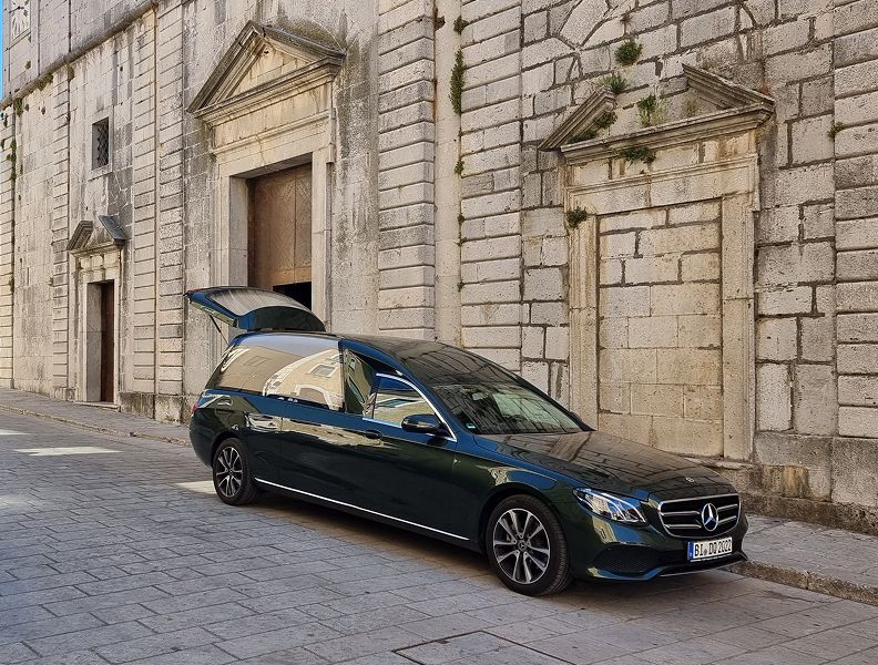 Unser Überführungswagen vor einer Kirche