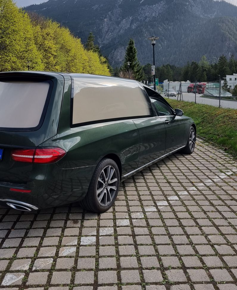 Unser Überführungswagen auf einer Reststätte in einem bergigen Gebiet